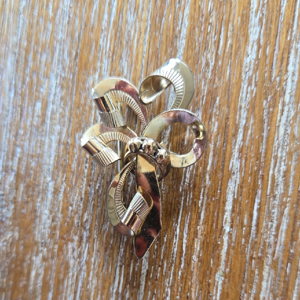 Chic Gold-Tone Ribbon Brooch